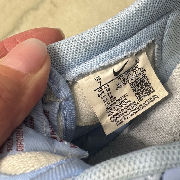 Women’s Nike tennis shoes, size 7 - Picture 4 of 6